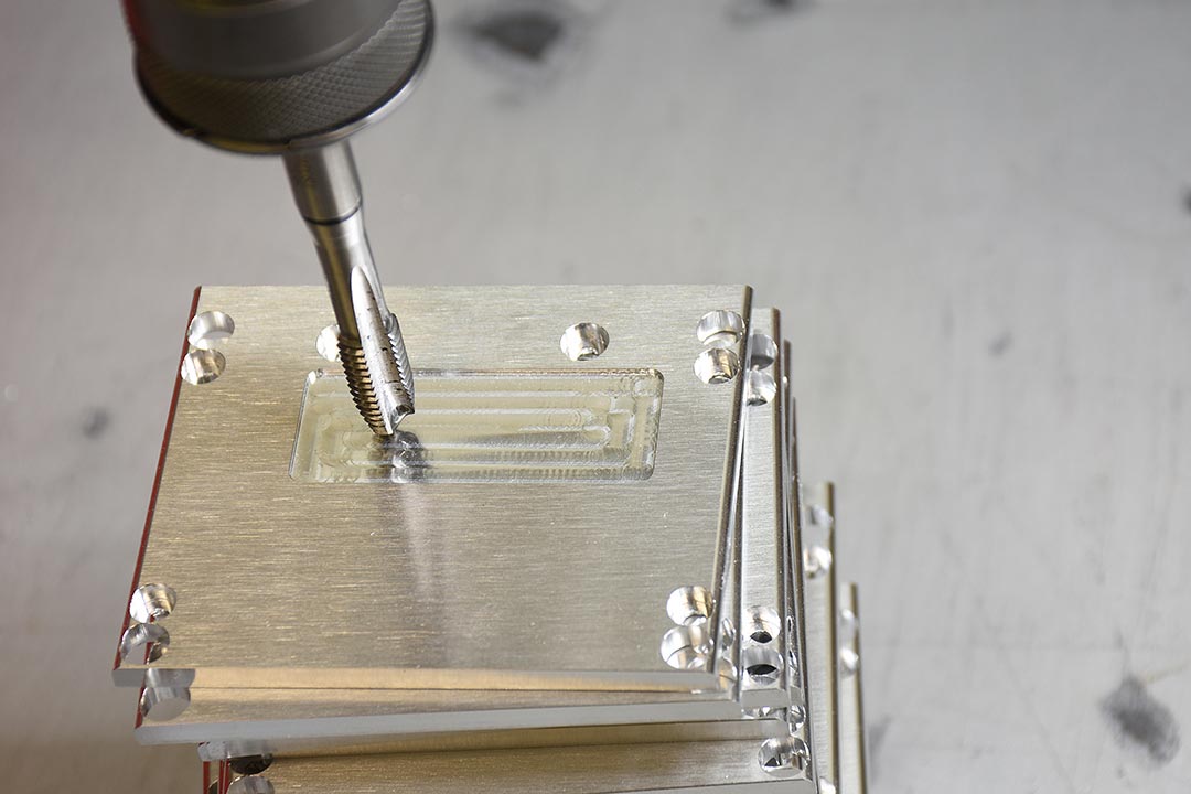 Thread cutting